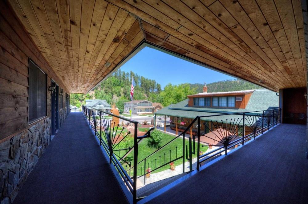 Cedar Wood Inn photo 44