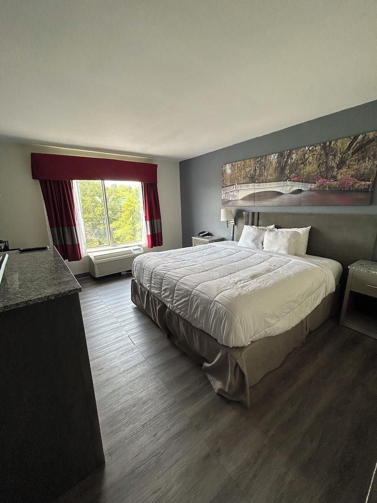 Clarion Pointe - Greensboro Coliseum Area photo 13