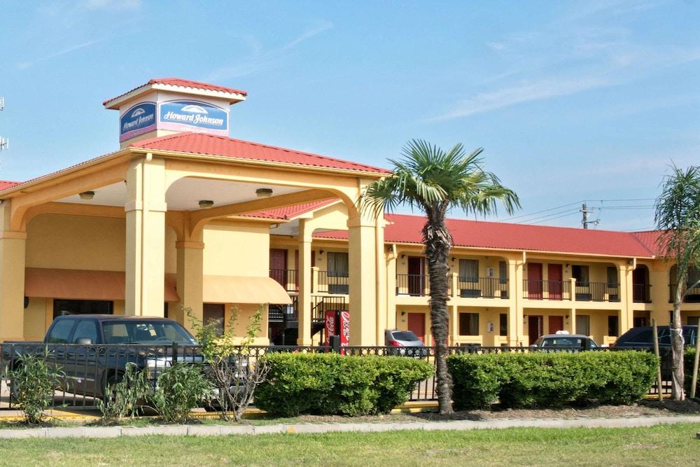 Howard Johnson by Wyndham Houston Heights/Downtown photo 1