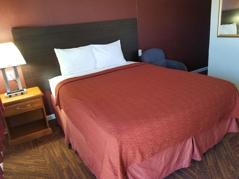 Frontier Motel photo 59