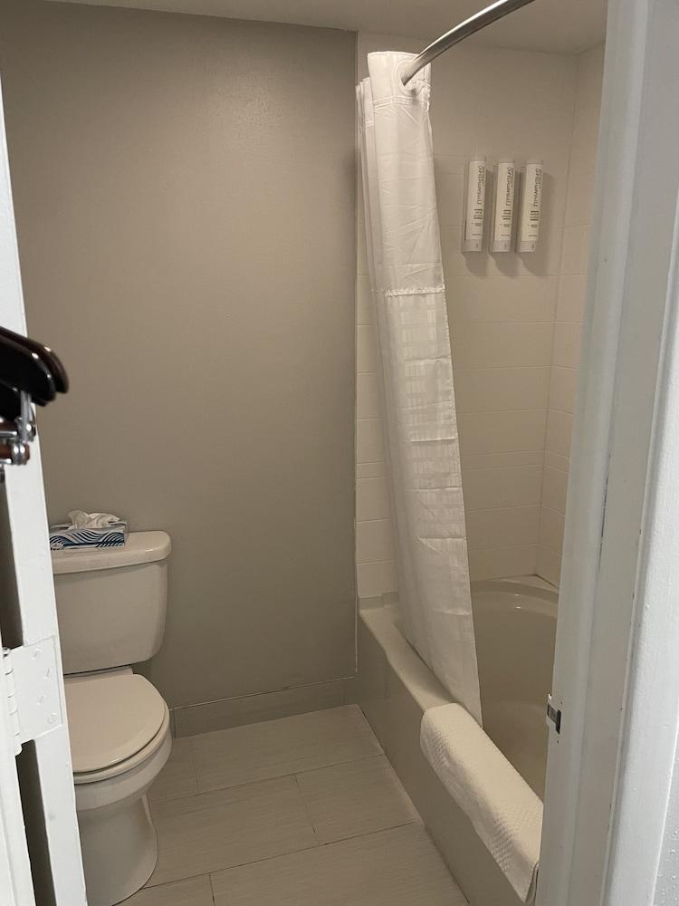 Days Inn by Wyndham Manitowoc photo 14