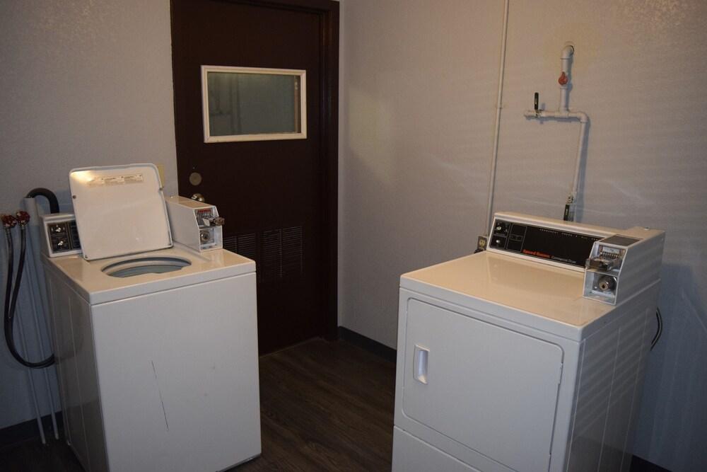 Days Inn by Wyndham Rock Falls photo 23