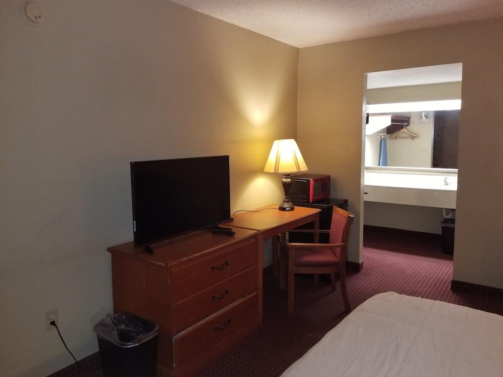 Baymont by Wyndham Marianna photo 30