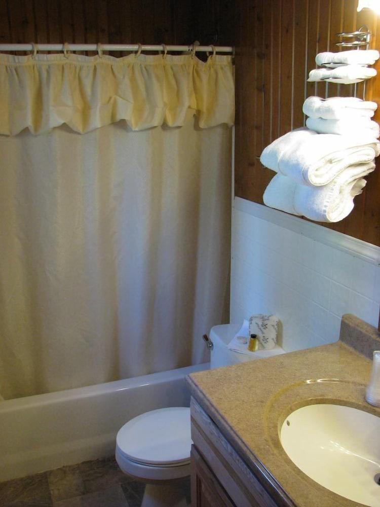 Evergreen Motel photo 29