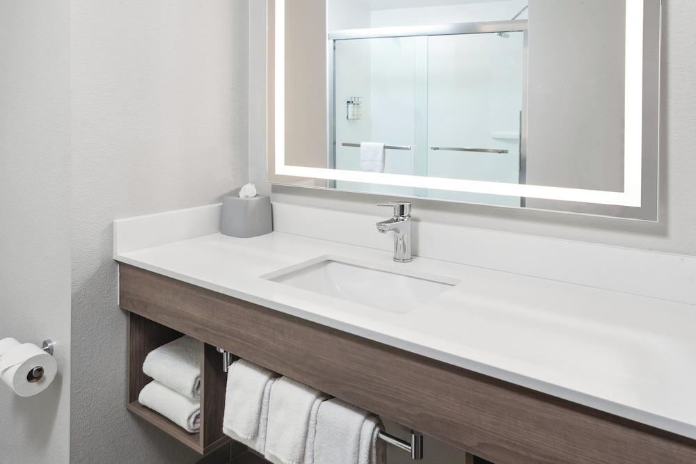 Holiday Inn Express Cleveland Airport - Brookpark by IHG photo 26
