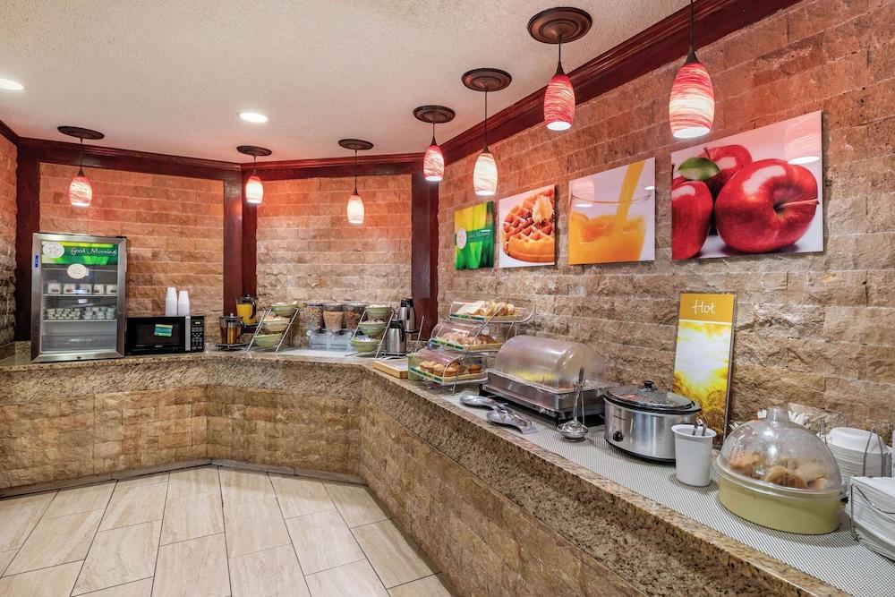 Quality Suites Addison - Dallas photo 19