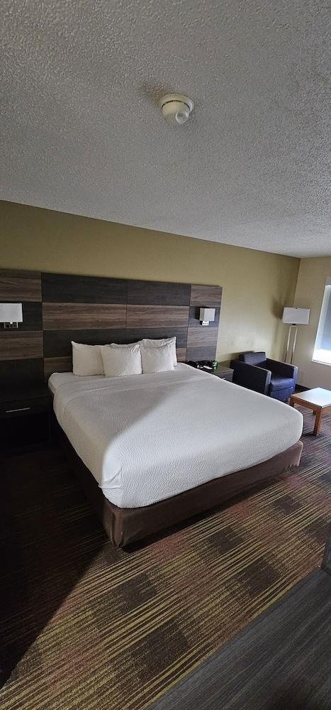 AmericInn by Wyndham Fort Atkinson photo 5