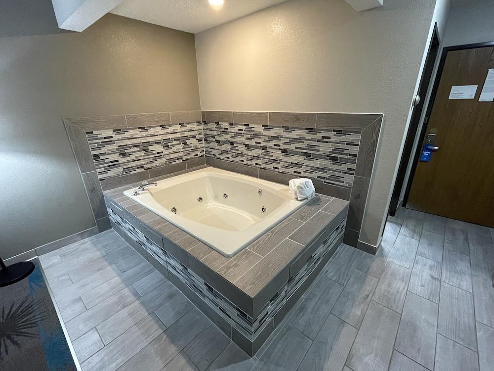 Days Inn by Wyndham Alpena photo 5