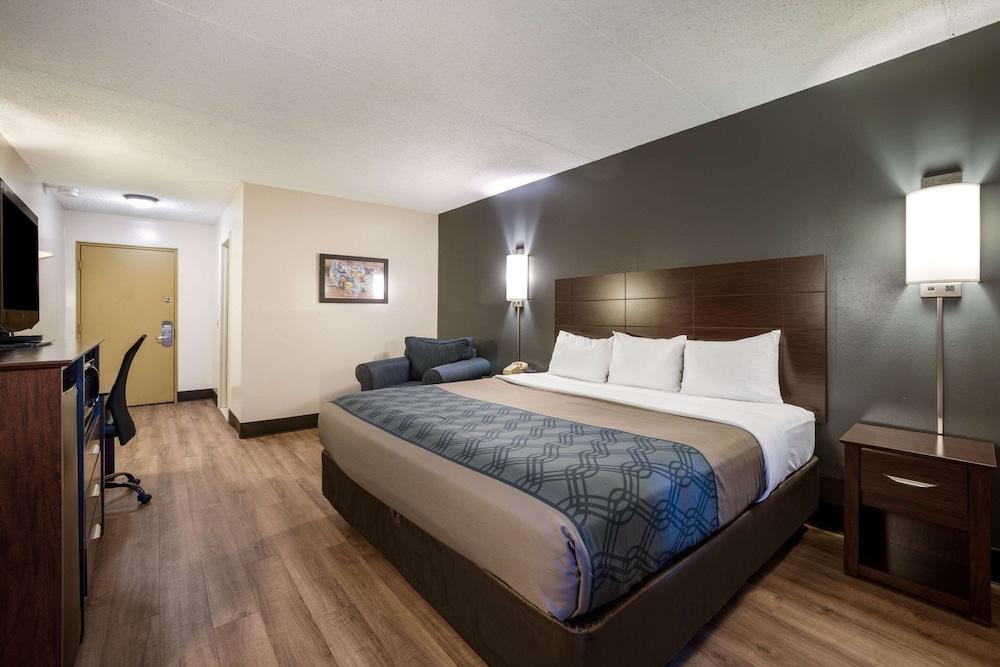 Econo Lodge Darien Lakes photo 12