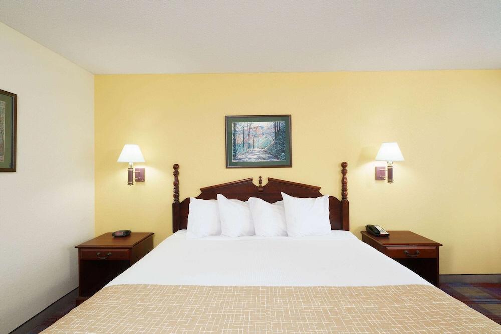 Travelodge by Wyndham Montgomery East photo 15