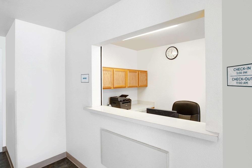 WoodSpring Suites Denton photo 2