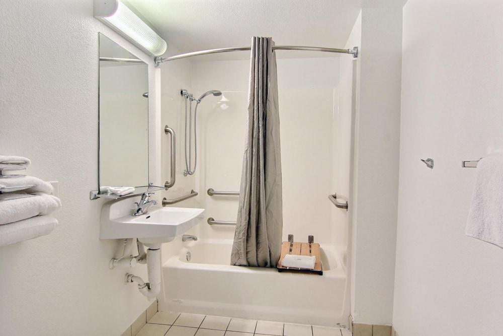 Motel 6 Austin, TX - Central Downtown UT photo 27