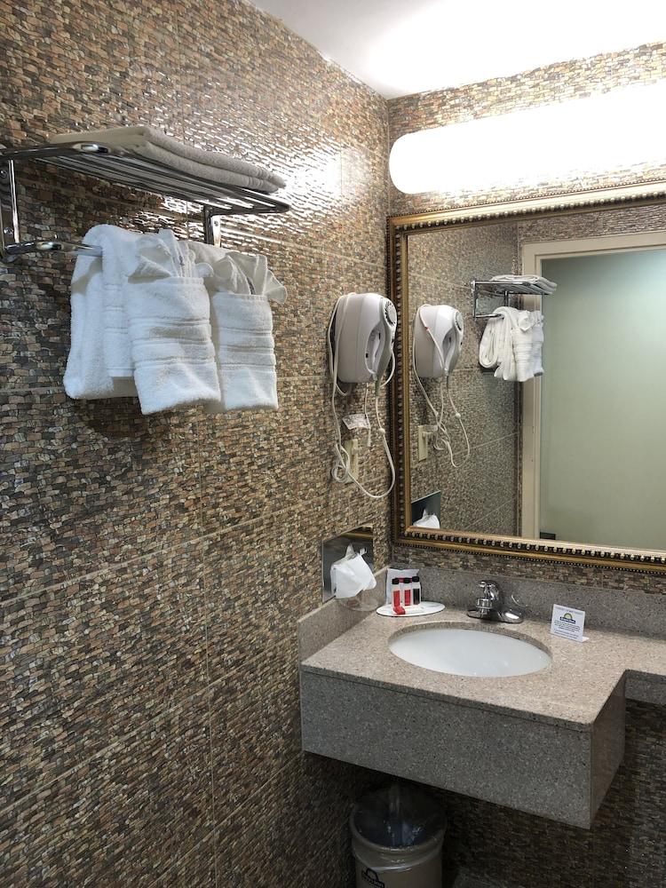 Days Inn by Wyndham Brooklyn photo 11