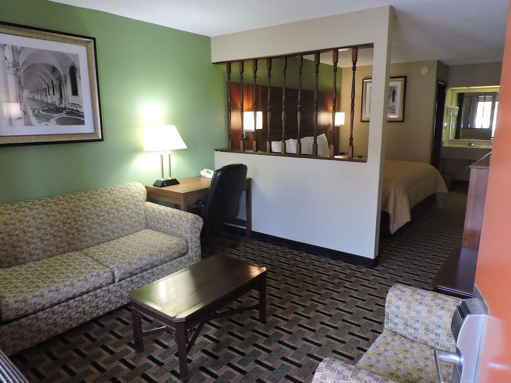 Days Inn by Wyndham Conover-Hickory photo 2