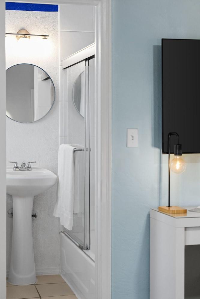 Blue Flamingo Suites photo 28