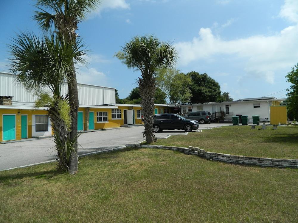 Tropizar Motel — hotel in Holly Hill