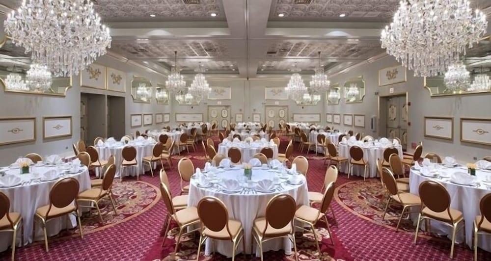 Hilton Chicago/Oak Brook Suites photo 32