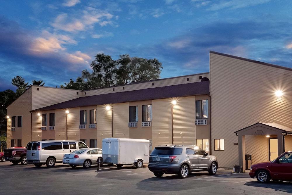 Econo Lodge Canton North photo 4