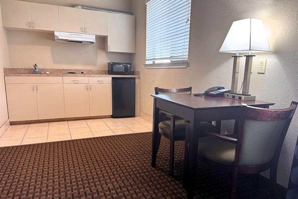 Super 8 by Wyndham IAH West/Greenspoint photo 40