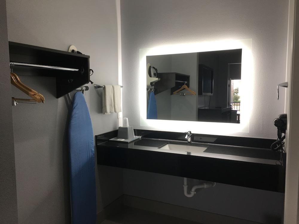Platinum Inn and Suites photo 10
