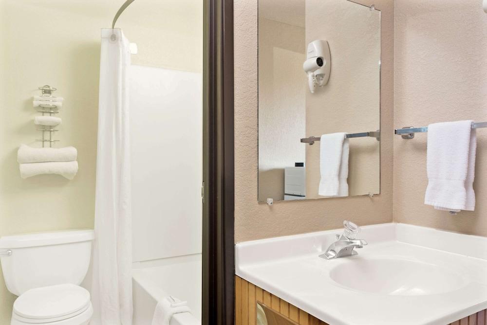 Super 8 by Wyndham Spokane/West photo 20