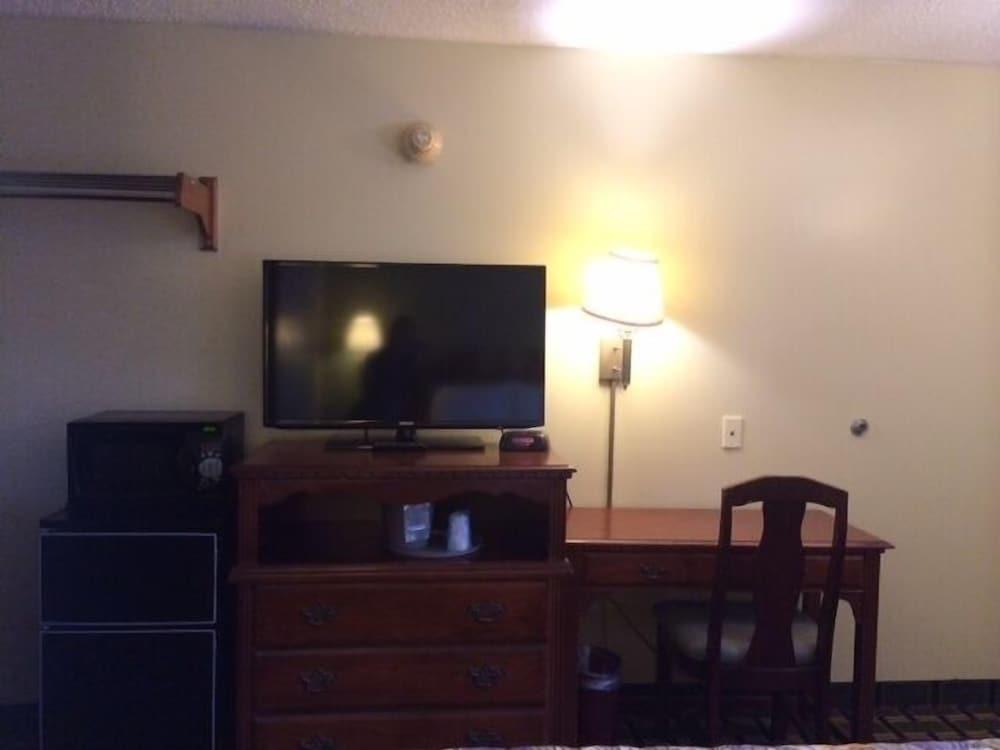Hospitality Inn - Buffalo Airport photo 7