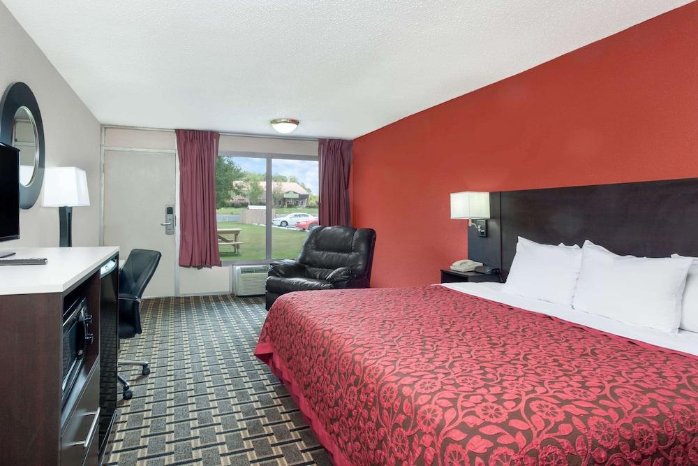 Days Inn by Wyndham Cullman photo 7
