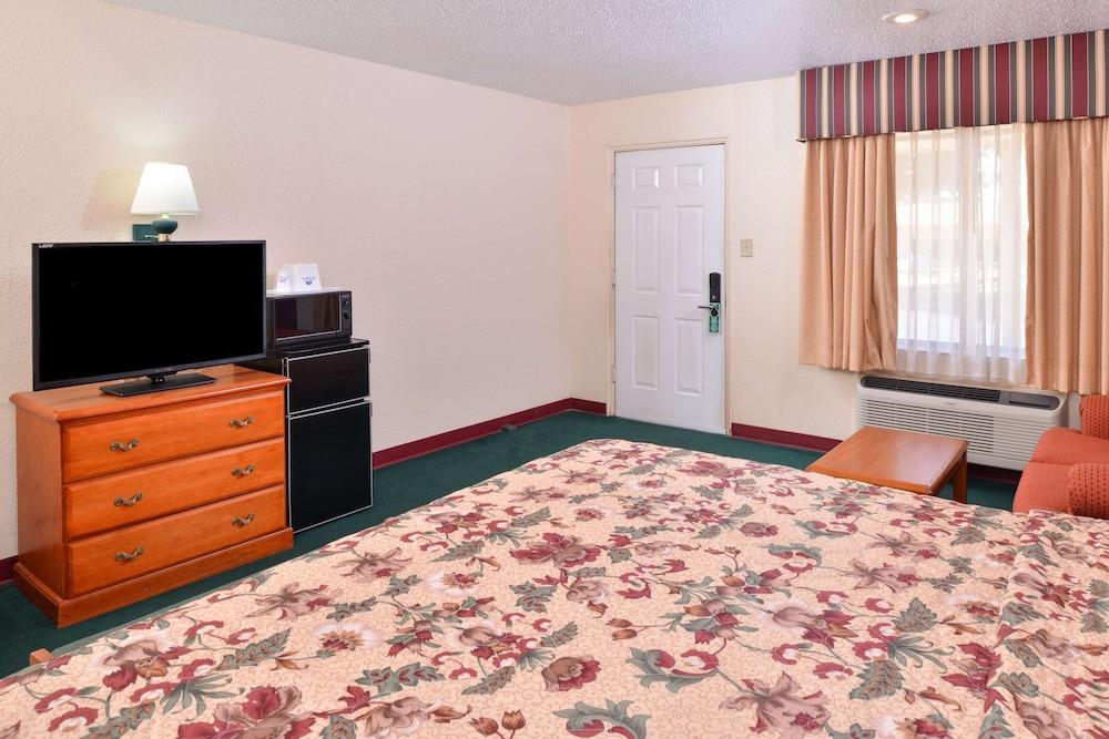 Americas Best Value Inn Lubbock E photo 27