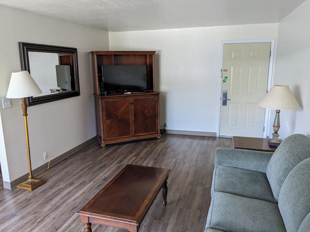 Hi-Lo Motel, Cafe and RV Park Mount Shasta Area photo 26