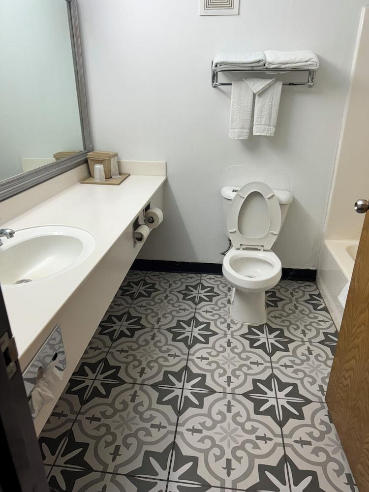 Western Inn and Suites photo 8