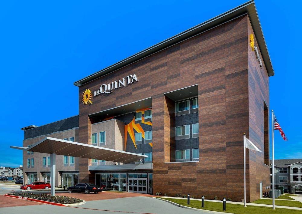 La Quinta Inn & Suites by Wyndham DFW West-Glade Parks photo 10