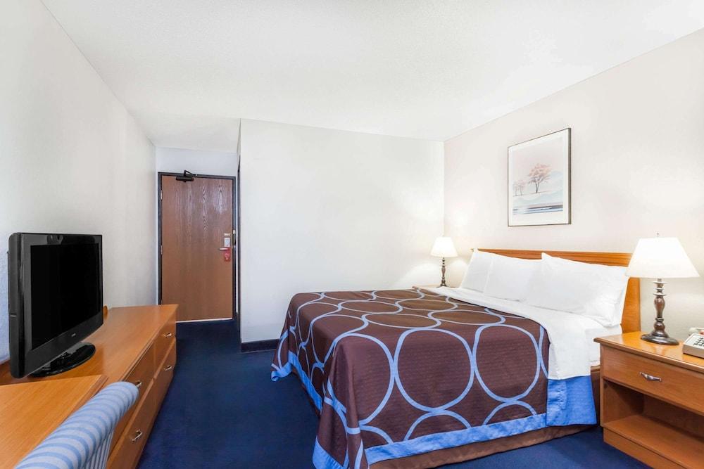 Super 8 by Wyndham Montgomery Maybrook photo 10