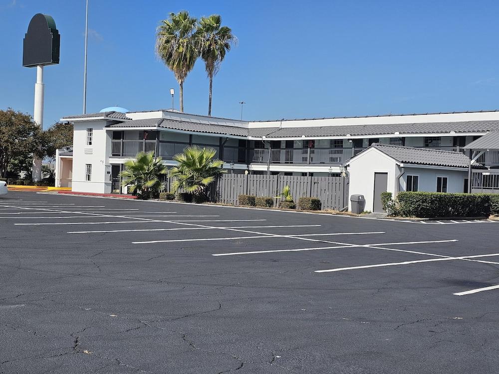 Quality Inn & Suites photo 35