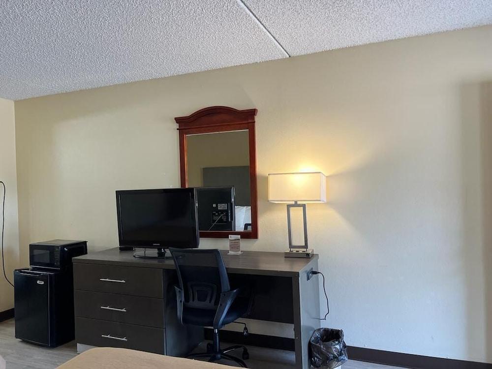 Rodeway Inn Walterboro I-95 photo 14
