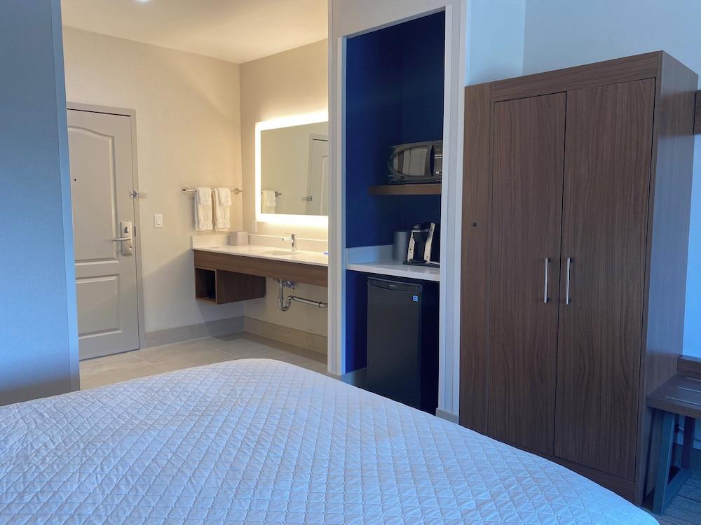 Holiday Inn Express & Suites Mountain View Silicon Valley by IHG photo 4