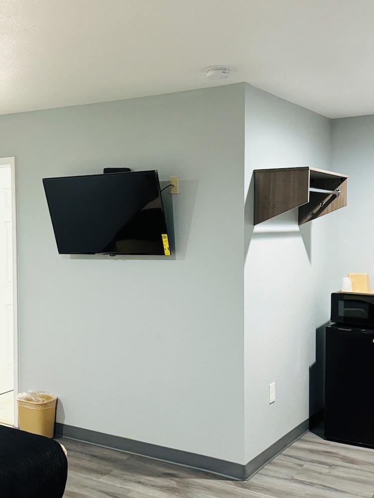 EXPRESS INN & SUITES photo 14