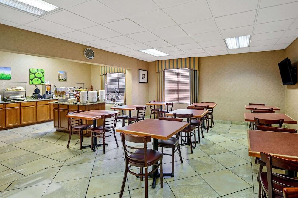 La Quinta Inn by Wyndham Columbia SE / Fort Jackson photo 25