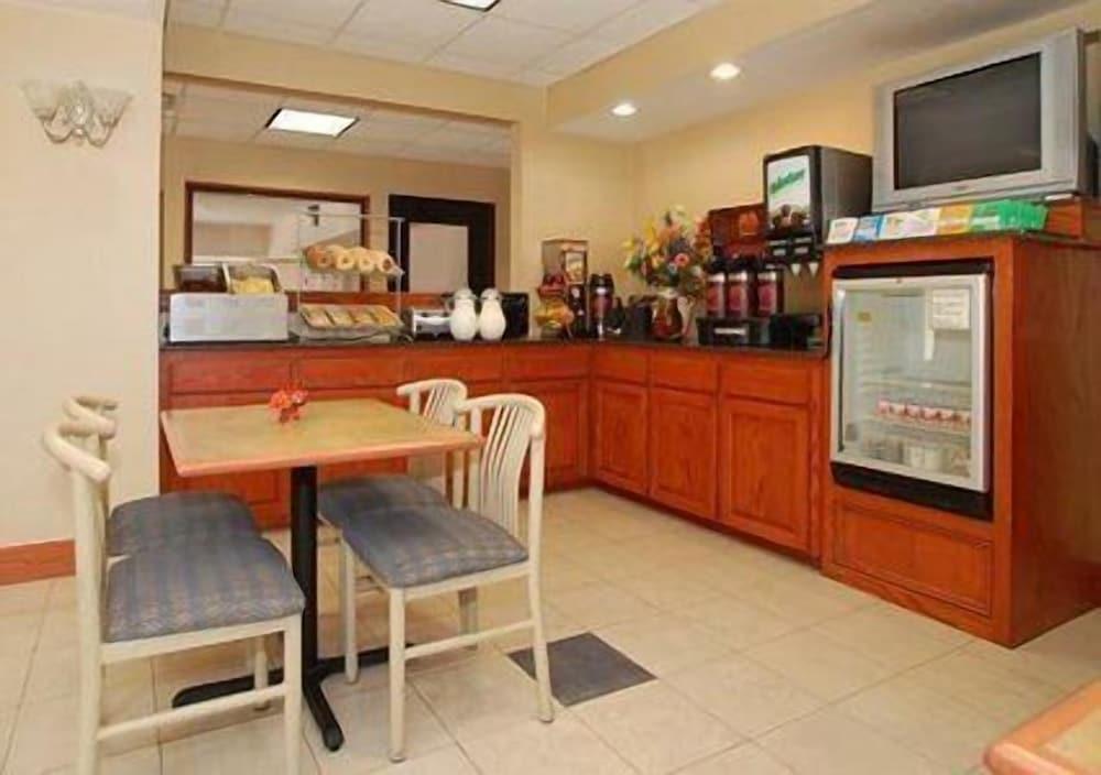 Comfort Suites Fairgrounds West photo 54