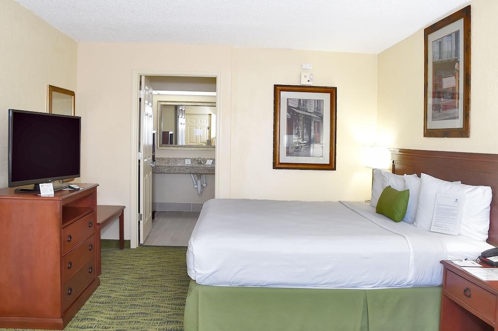 Baymont by Wyndham Orlando East photo 10