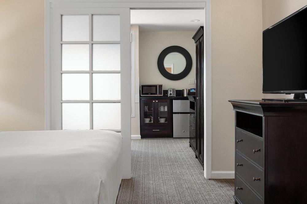 Peacock Suites photo 16