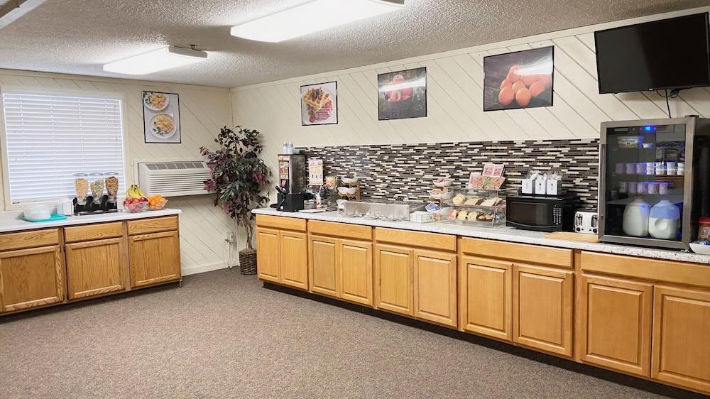 Burke Inn Motel & Suites photo 14