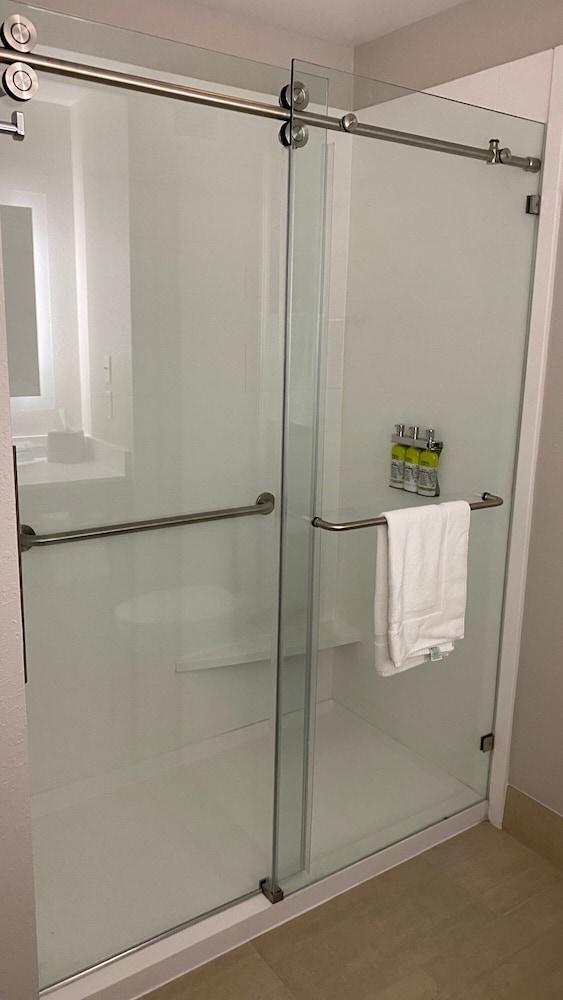 Holiday Inn Express Hotel & Suites Weston by IHG photo 42