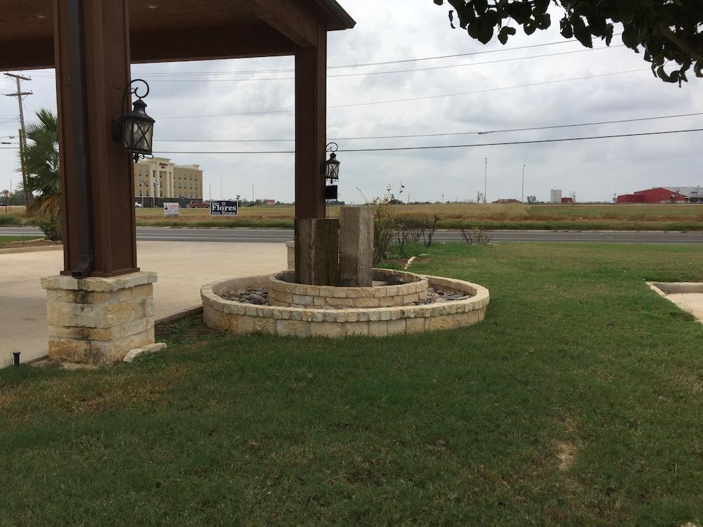 Pearsall Inn & Suites photo 32