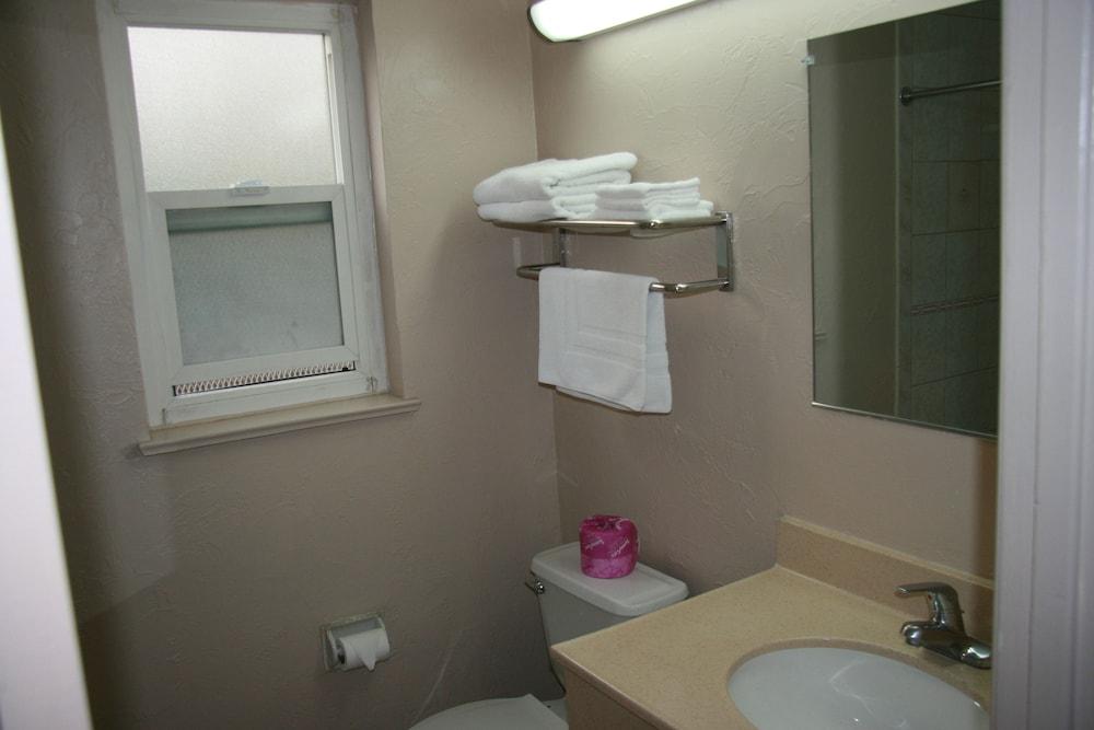 Civic Center Lodge photo 32