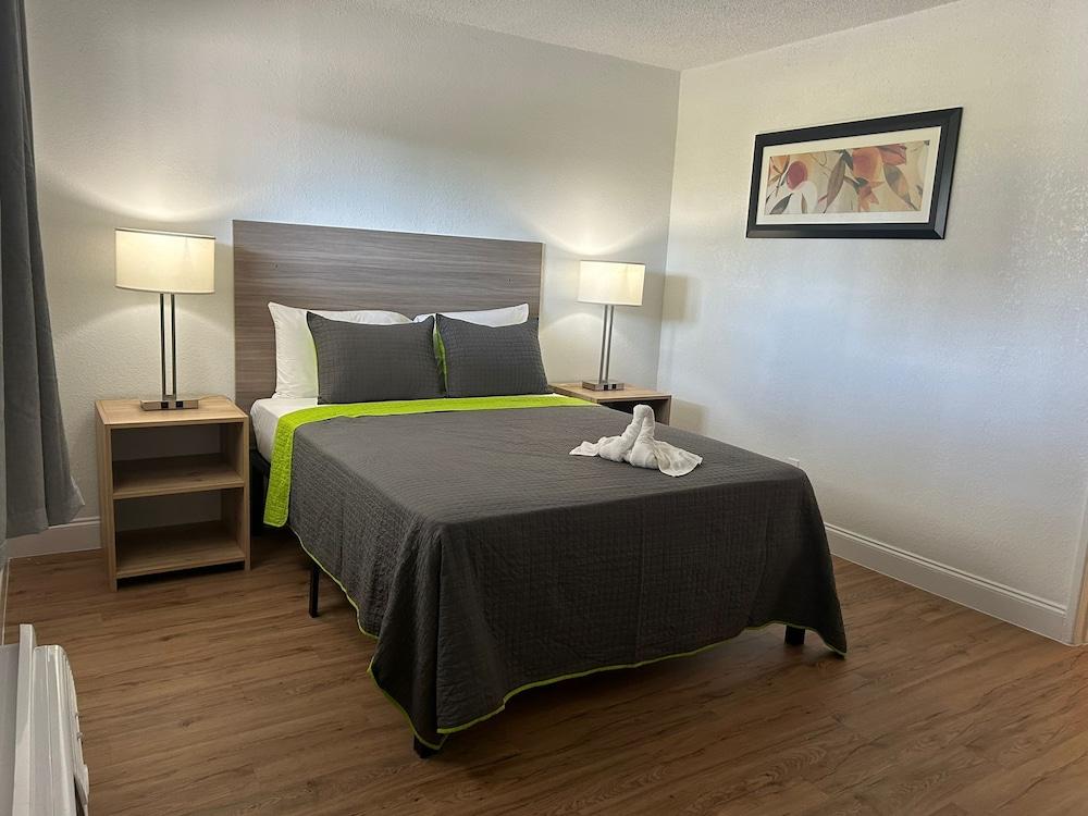 Weekly Inn photo 13