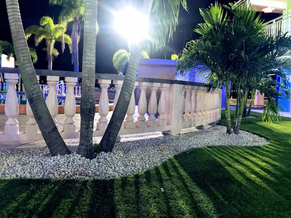 Tropical Inn & Suites photo 50