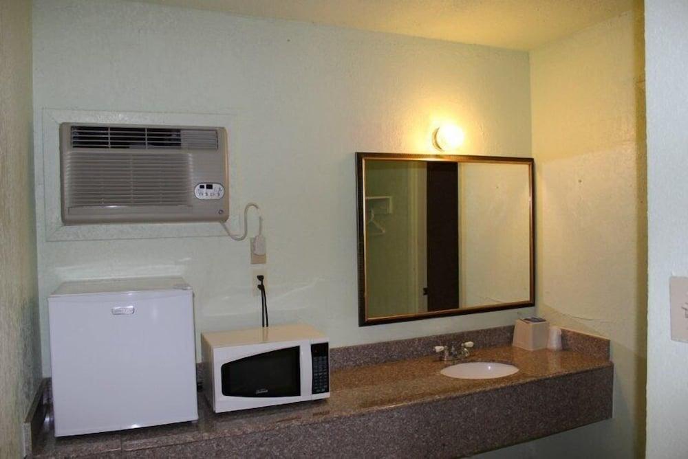 Sportsman Motel photo 14