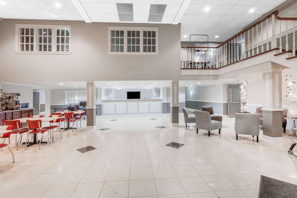 Ramada by Wyndham Henderson/Evansville photo 2