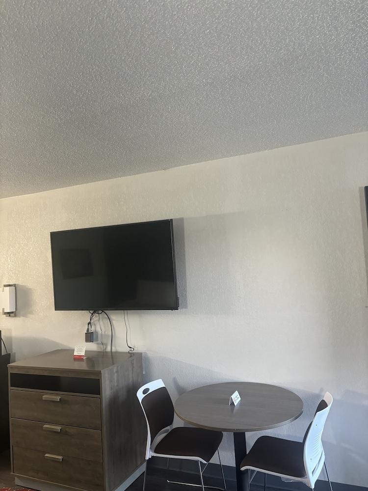 Econo Lodge Calhoun South photo 3