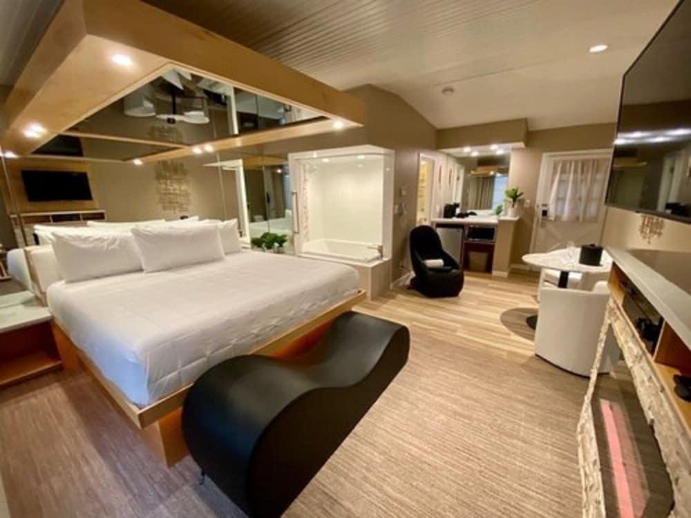 Sybaris Pool Suites Mequon photo 46